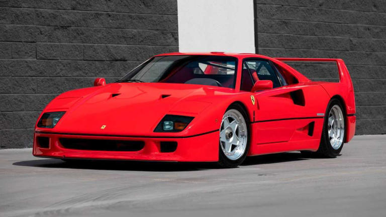 Lewis Hamilton en drift à Tokyo au volant d'une Ferrari F40