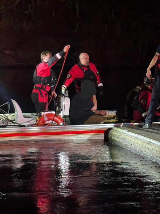 7 rescued after boat overturns on the Edisto River
