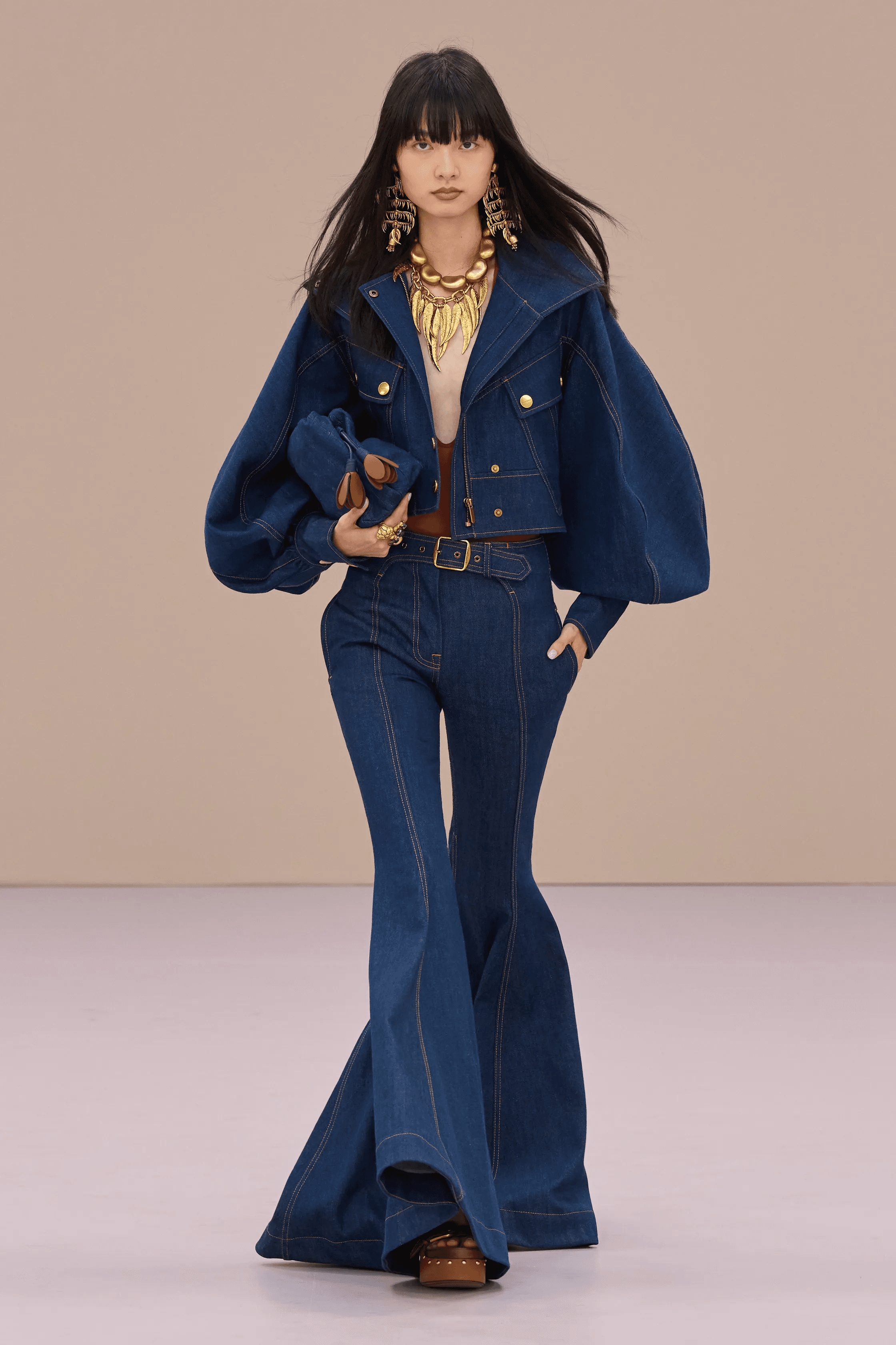 Los zapatos de los 70 regresan y así se llevan con jeans acampanados ...