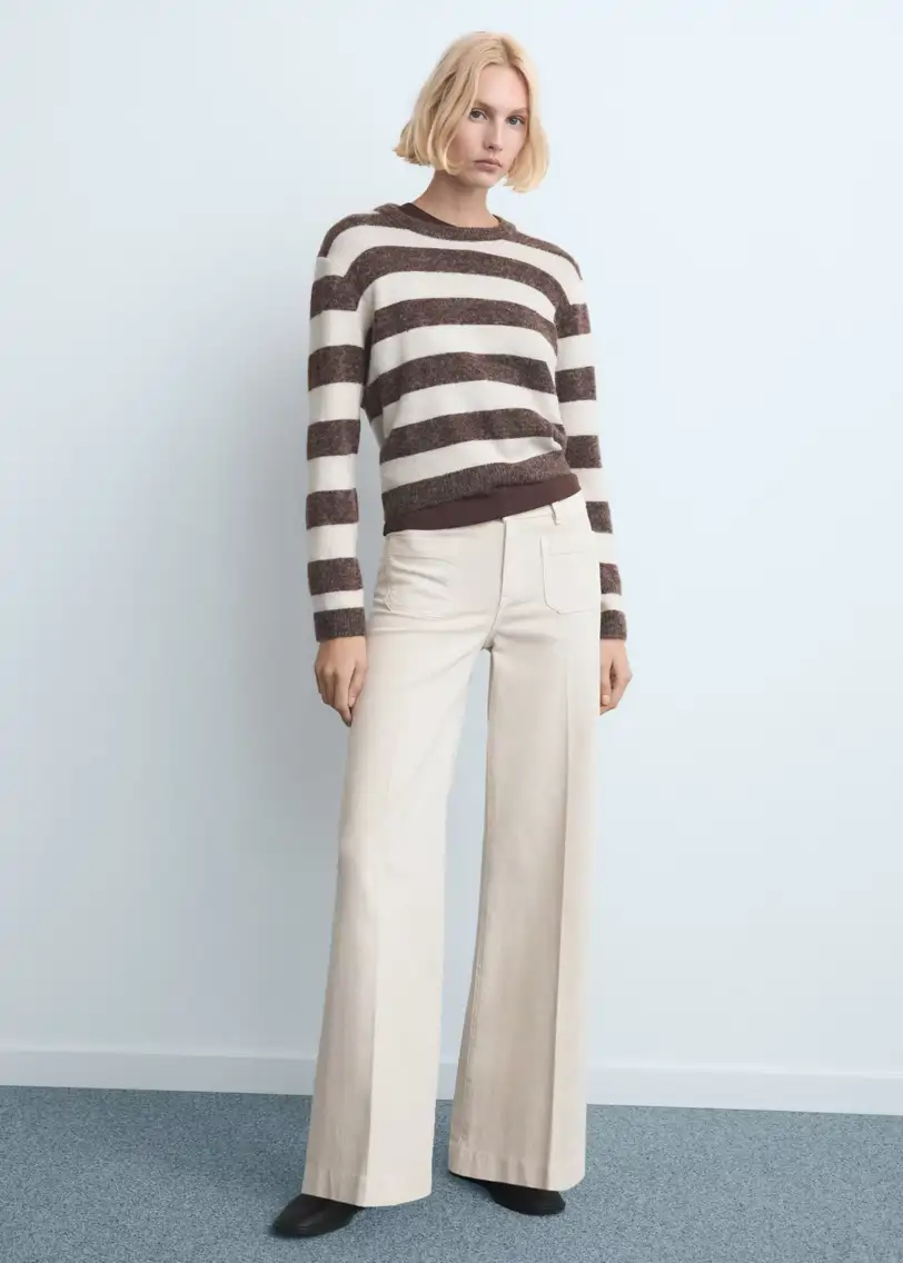 Cómo combinar jeans beige con zapatos de colores