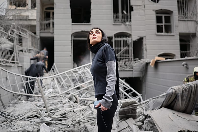 امرأة تنظر إلى موقع ضربة استهدفت مبنى سكنيًا في طهران، 28 مارس 2026. Sajad Safari/ AP