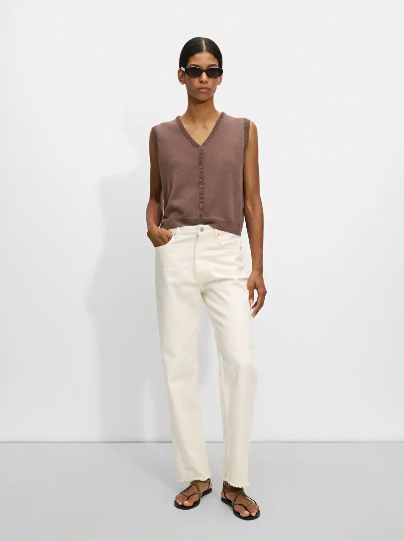 Cómo combinar jeans beige con zapatos de colores