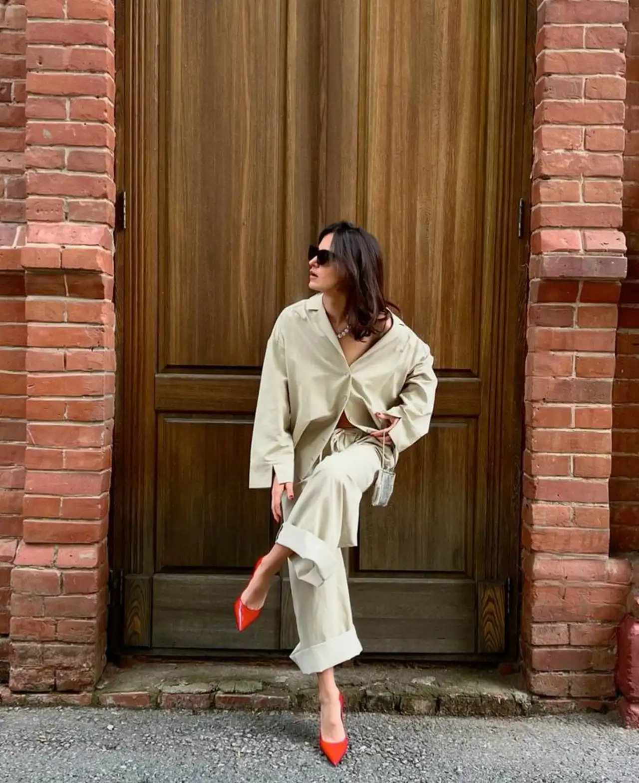 Cómo combinar jeans beige con zapatos de colores