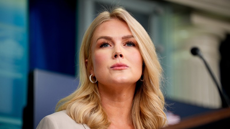 Karoline Leavitt's baggy beige blazer fail isn't doing her cakey makeup ...