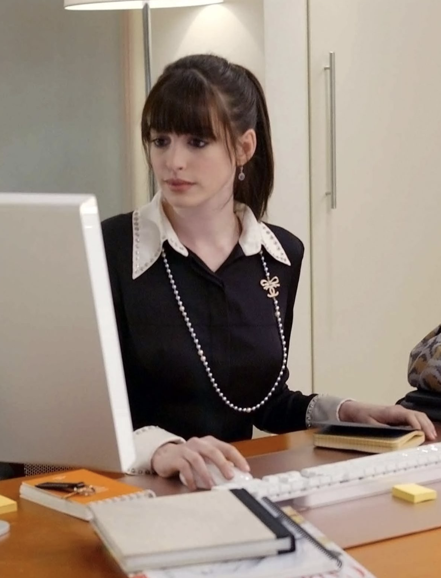 Anne Hathaway revives Andy Sachs bangs, sparking celebrity hair style ...