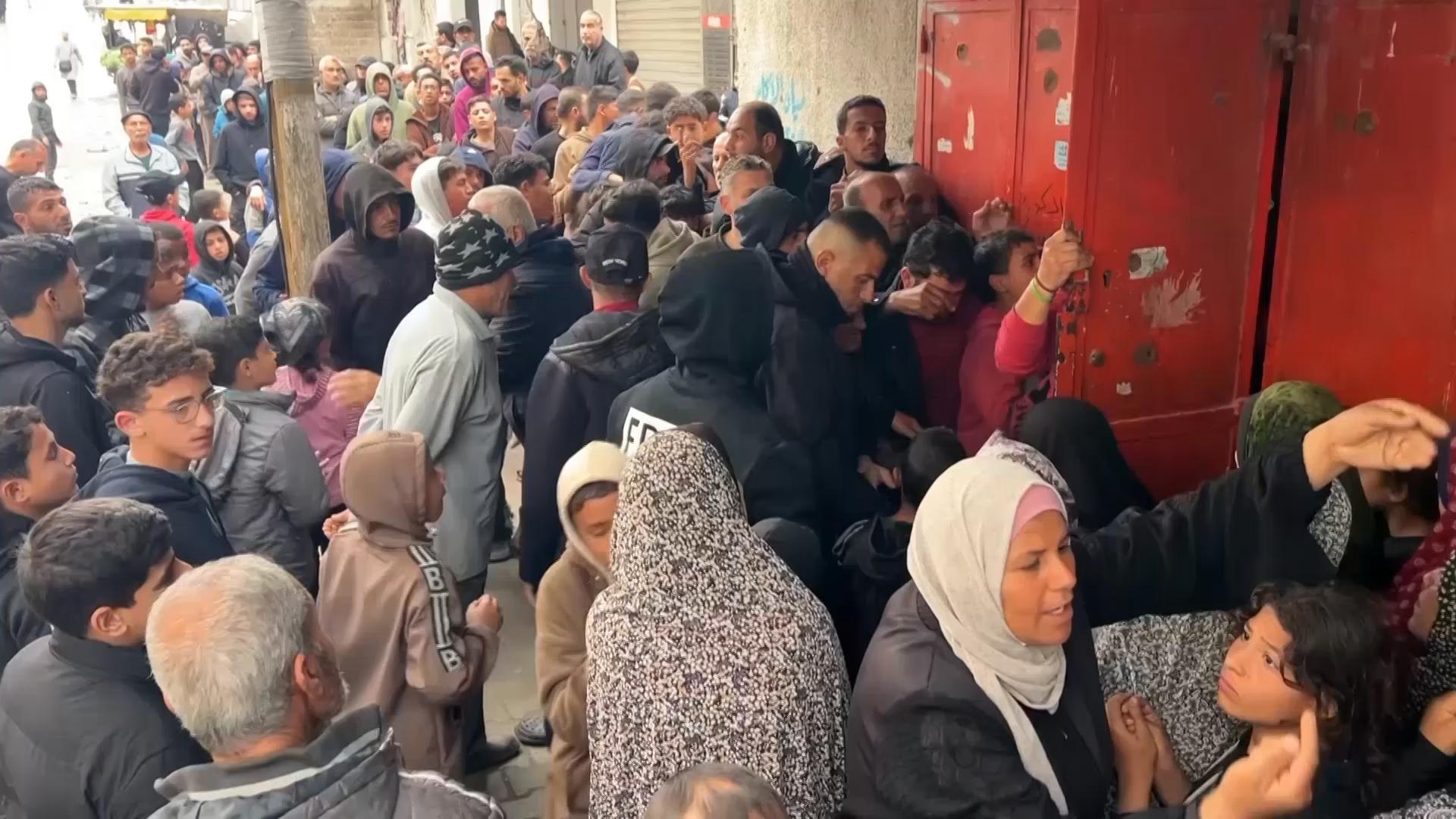 Palestinians queue for hours in pouring rain to get bread amid food ...