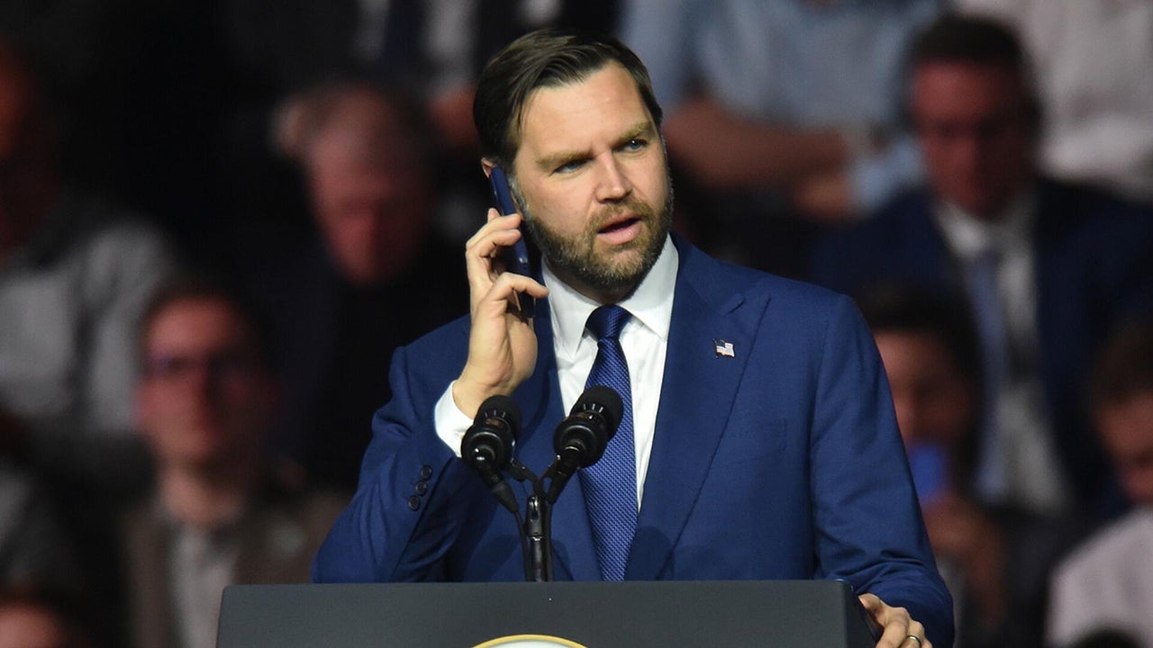 Vance phones Trump while giving speech in Hungary<br>