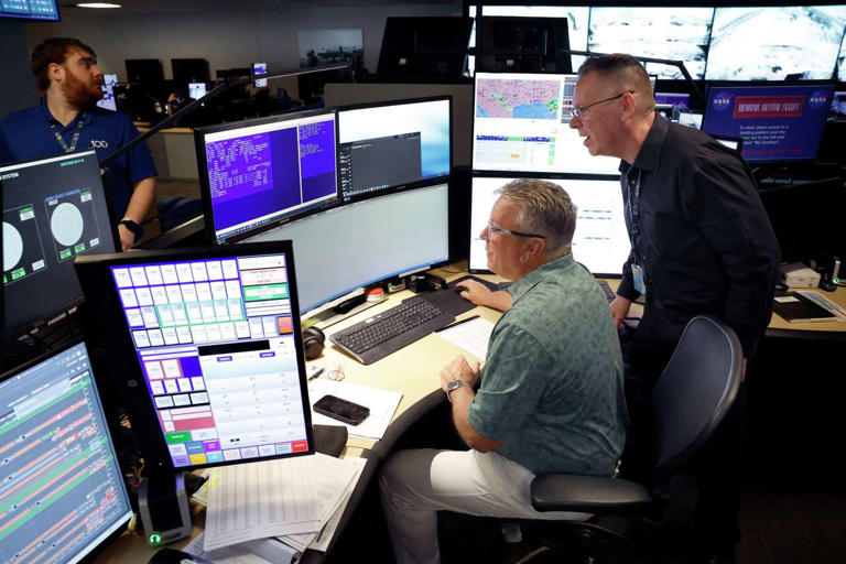 American Airlines' answer for streamlining traffic at DFW is 'less ...