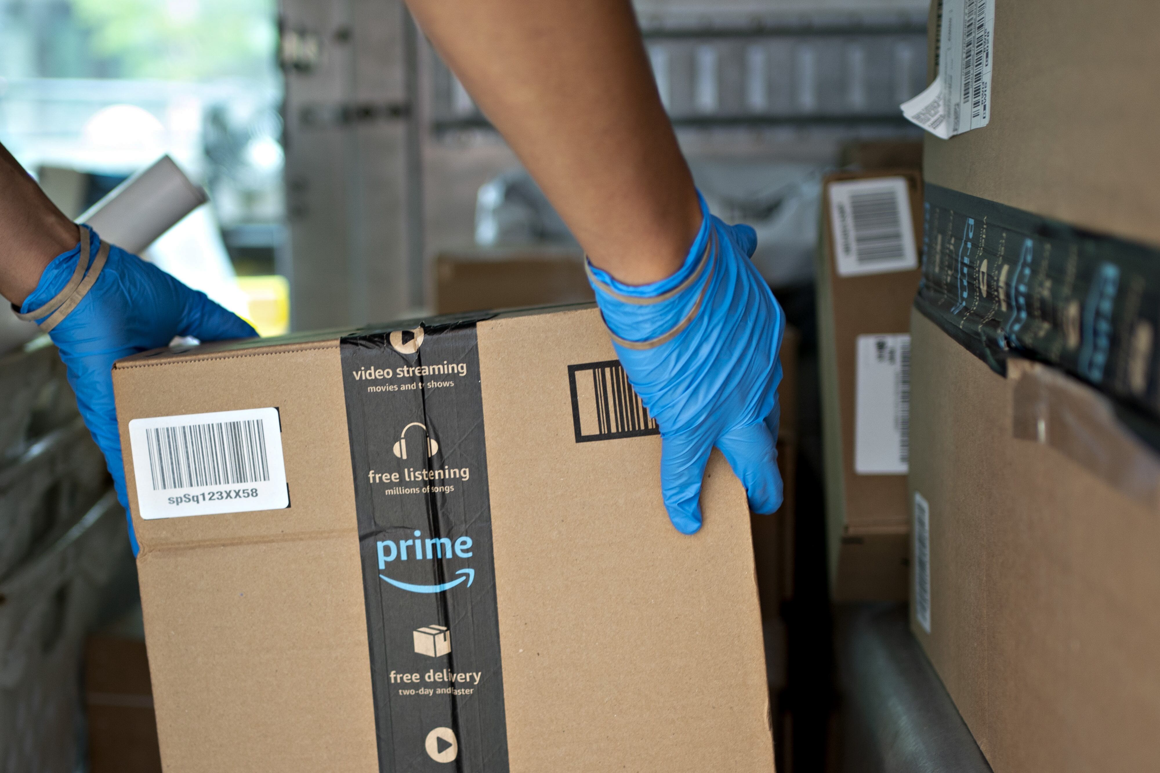 USPS to keep 80% of Amazon deliveries in new package deal
