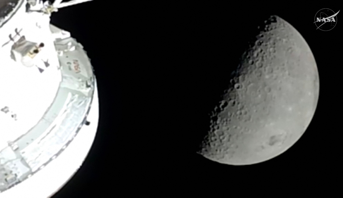 After historic lunar flyby, astronauts start trip home