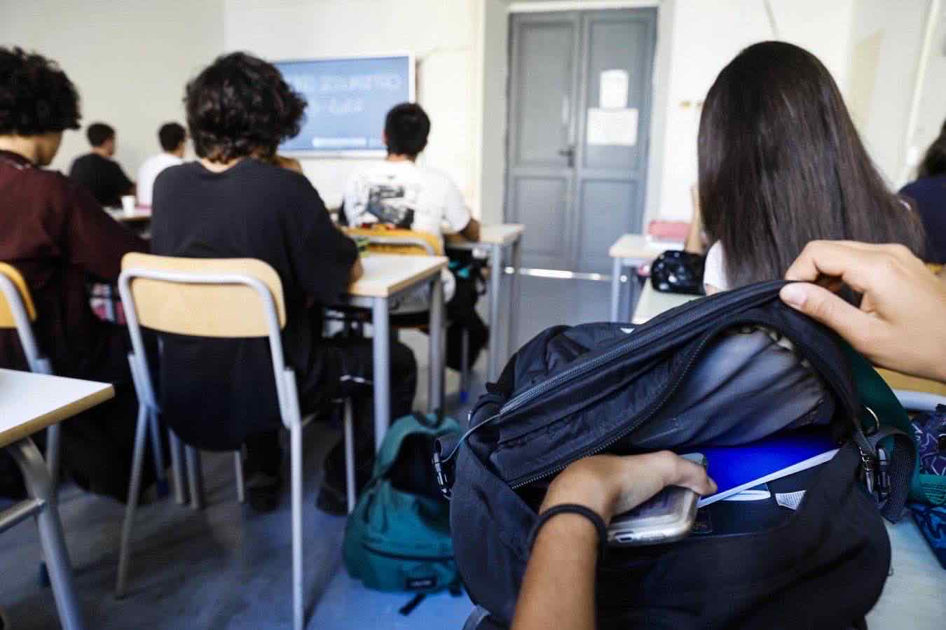 tenta-di-accoltellare-il-prof-in-classe-12enne-sentito-per-ore-dal-pm