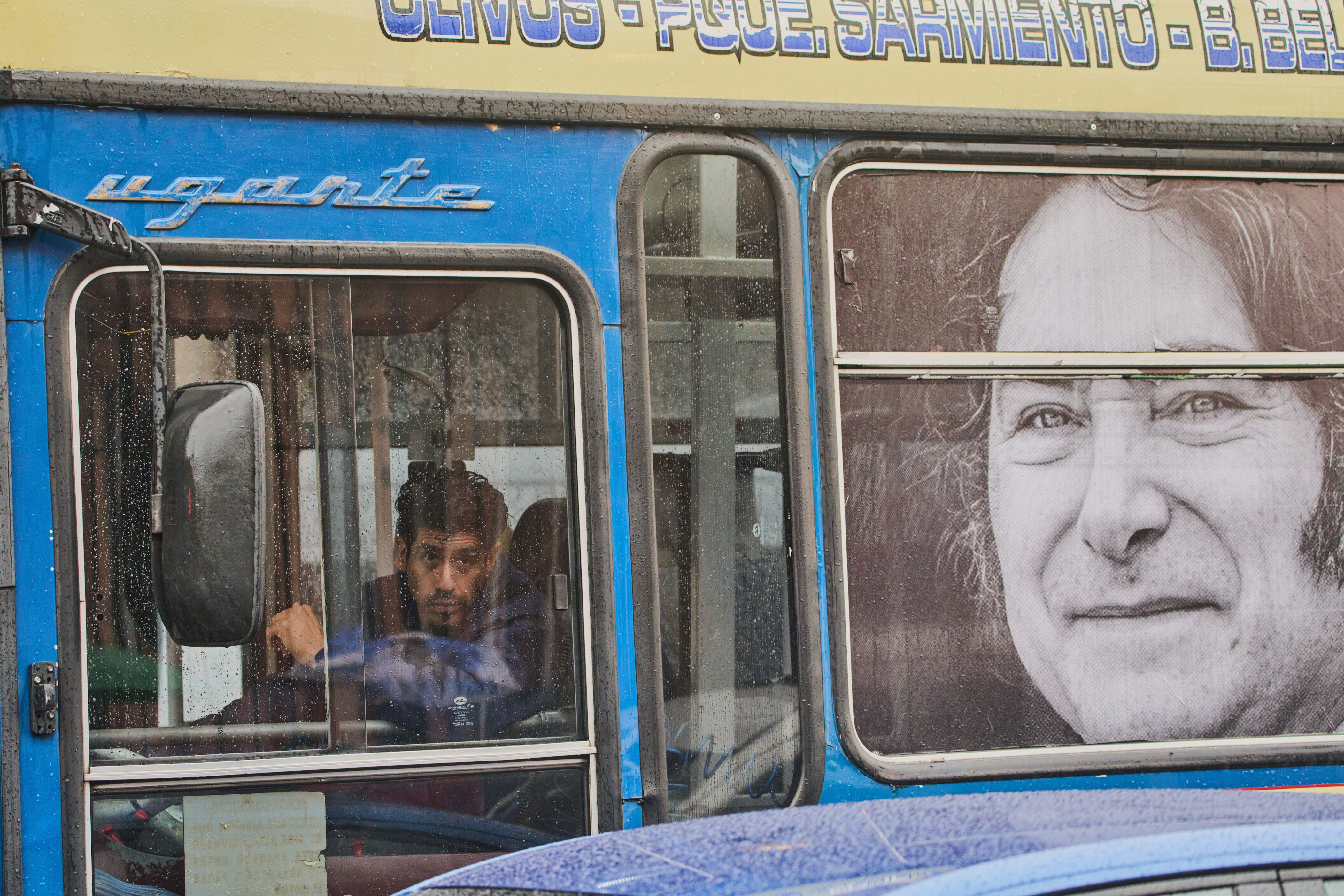 Un conductor espera en un semáforo en un autobús decorado con una imagen del presidente argentino Javier Milei en Buenos Aires, Argentina, el lunes 6 de abril de 2026. (Foto AP/Rodrigo Abd)