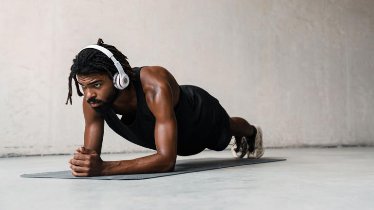 This 'body saw' abs exercise is better than sit-ups in every way ...