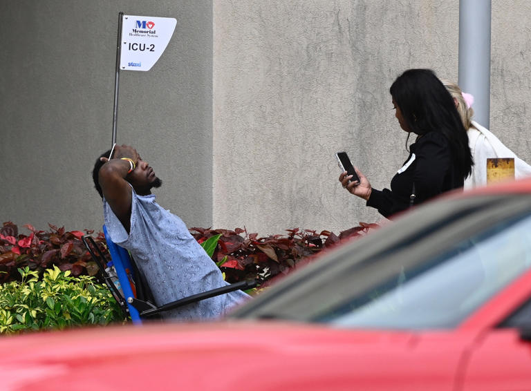 Offset smokes cigarette outside Florida hospital after being shot in ...