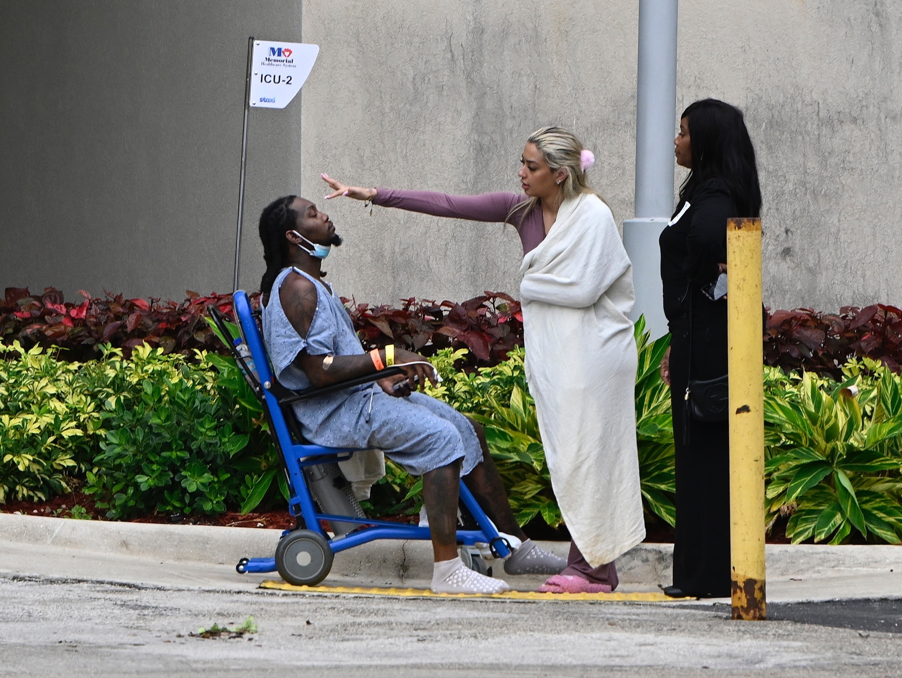 Offset smokes cigarette outside Florida hospital after being shot in ...