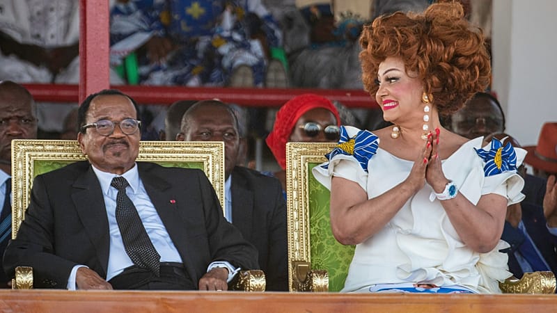 Le président camerounais Paul Biya et la première dame Chantal Biya assistent à un rassemblement politique au stade Lamido Yaya Dairou à Maroua, au Cameroun, le 7/10/2025.
