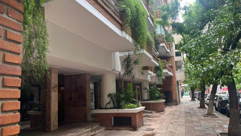 Frente del edificio en el que vive Manuel Adorni, en la calle Miró 550, Caballito