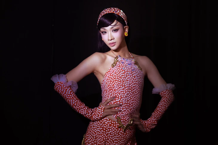 Ivan Trần biến vải thun thành trang phục sân khấu