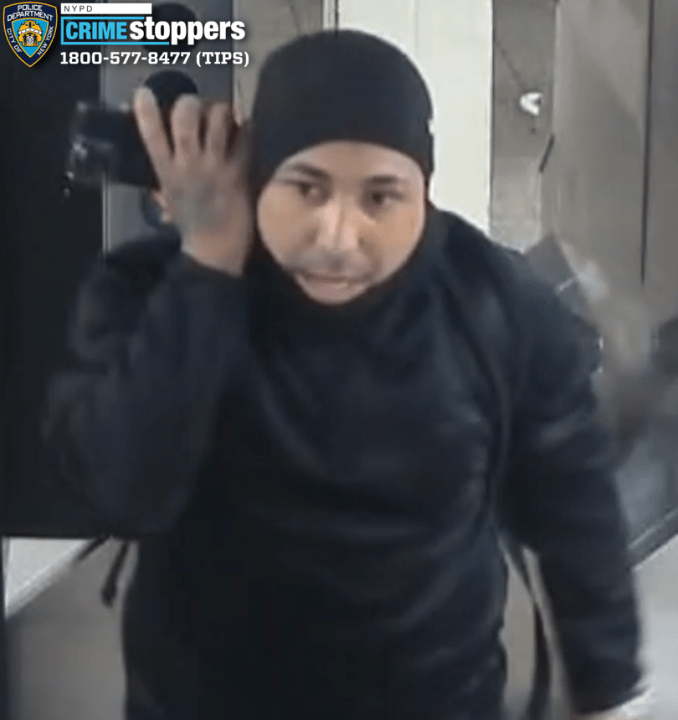 Man steals $1,500 of jewelry from woman in subway station: NYPD