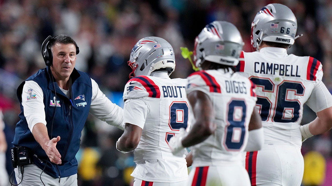 Patriots coach Mike Vrabel responds after photos with New York Times NFL reporter leak<br><br>