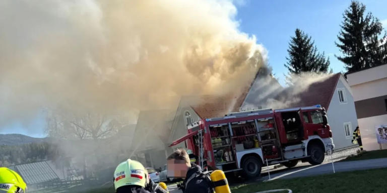 105 Feuerwehrleute bekämpften Dachstuhlbrand
