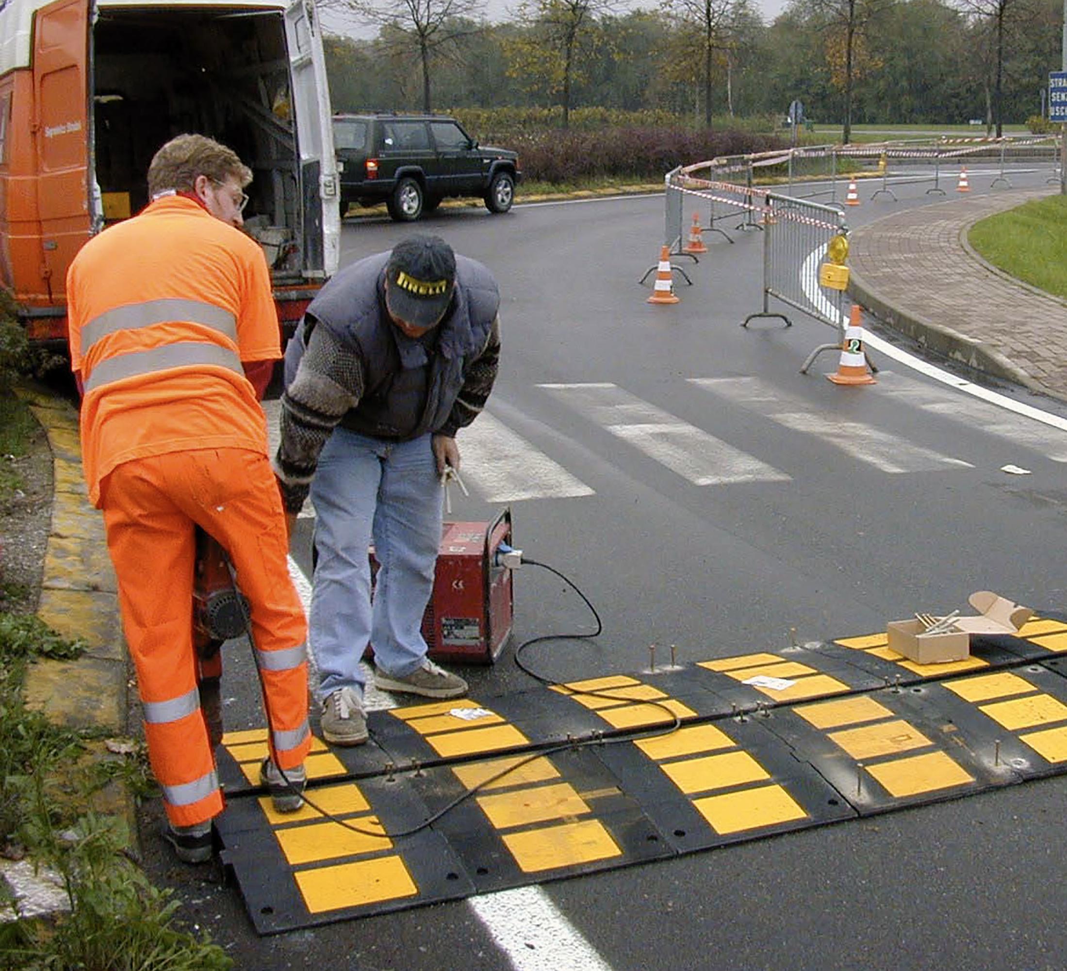 Rallentatori e segnaletica. Lavori al via in XXV Aprile