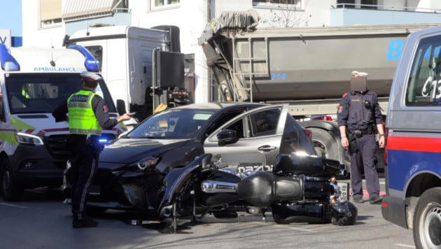 Der 57-jährige Motorradfahrer wurde schwer verletzt. Der 77-jährige Pkw-Lenker kam mit dem Schrecken davon.