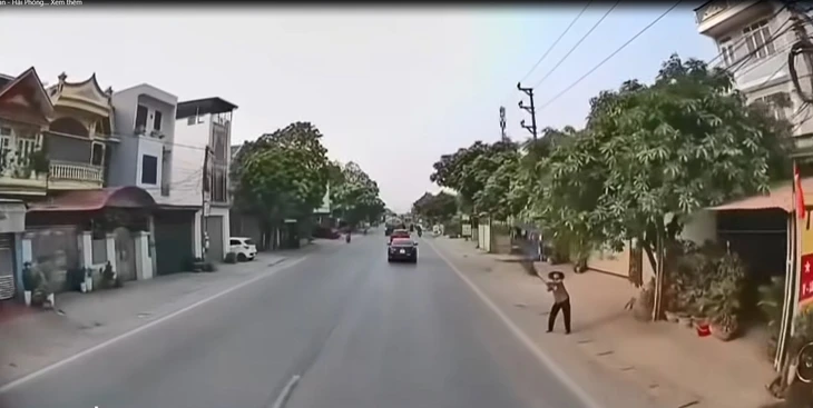 Cô gái thoát chết thần kỳ ngay trước đầu xe ben khi bị đẩy đi 500m