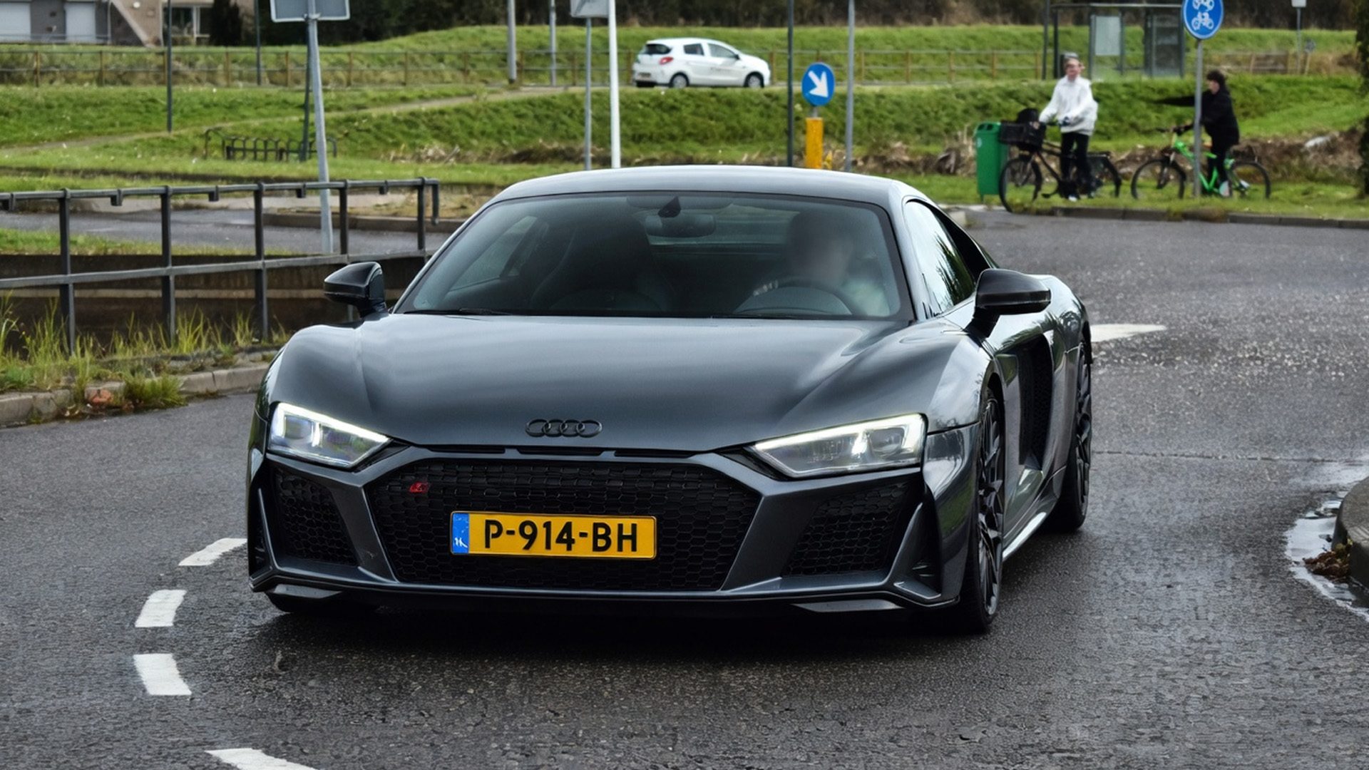 Arrivo dell'Audi R8 con un sound di scarico brutale