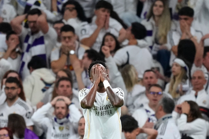 Vinicius bị người hâm mộ Real Madrid la ó phản đối
