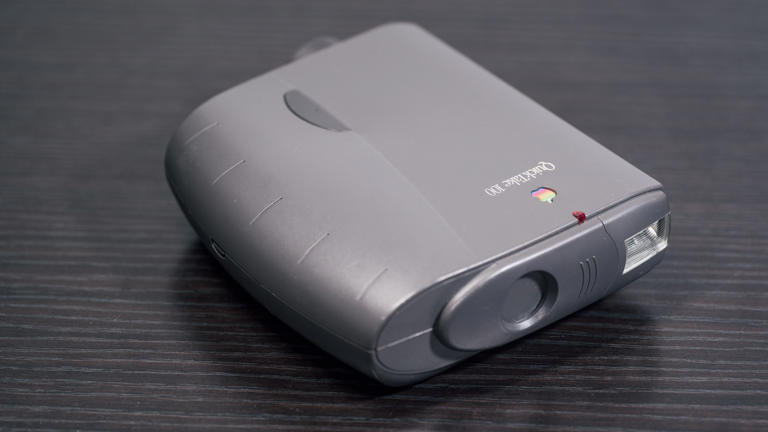 Apple's first digital camera cost $749 and held 8 photos. I tried it 30 ...