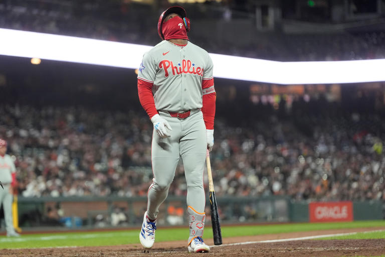 Robbie Ray pitches Giants past Phillies 6-0 to stop 4-game slide
