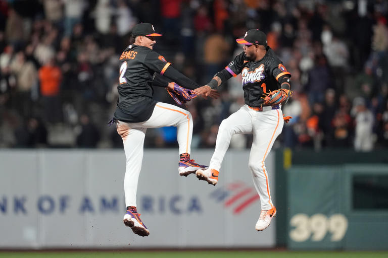 Robbie Ray pitches Giants past Phillies 6-0 to stop 4-game slide