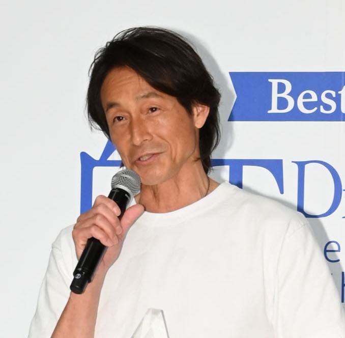 吉田栄作：家族で満開の桜楽しむ 「幸せそうな笑顔」と話題に
