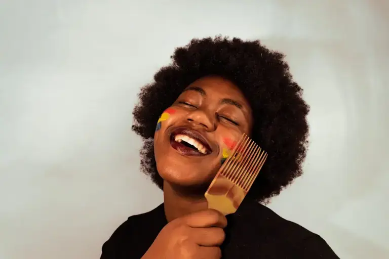 Qué es el afropik o peine africano y cómo utilizarlo para reducir el ...