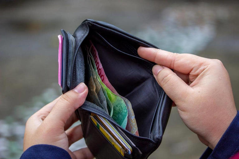 ilustrasi dompet yang berisi uang 