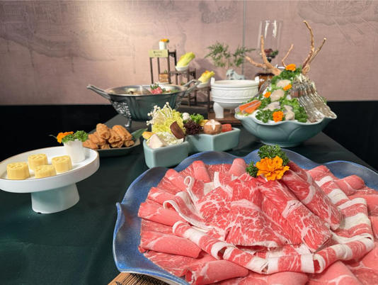 青花驕與國立故宮博物院推出「國寶驕饗宴」聯名企畫。（王品集團提供／朱世凱台北傳真）