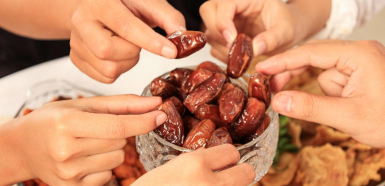 تناول التمر