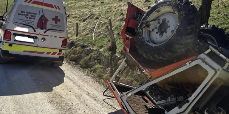 Traktor stürzt ab: Lenker (58) wird aus Kabine geschleudert