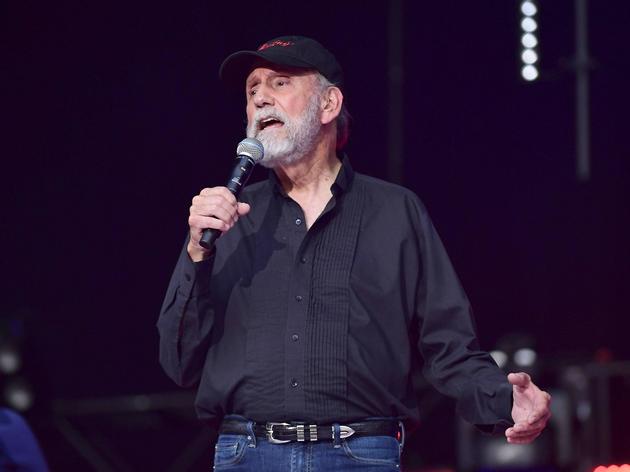 Musikwelt unter Schock: Zweifacher Grammy-Gewinner bricht sich das Genick