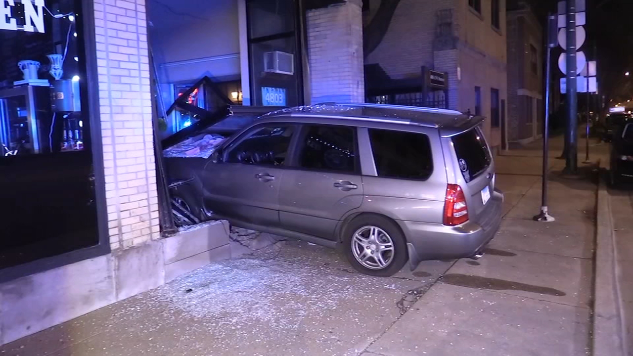 Driver smashes into NW Side beauty salon before fleeing, Chicago police say