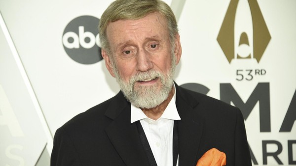 Country-Sänger Ray Stevens stürzt schwer – Genick gebrochen