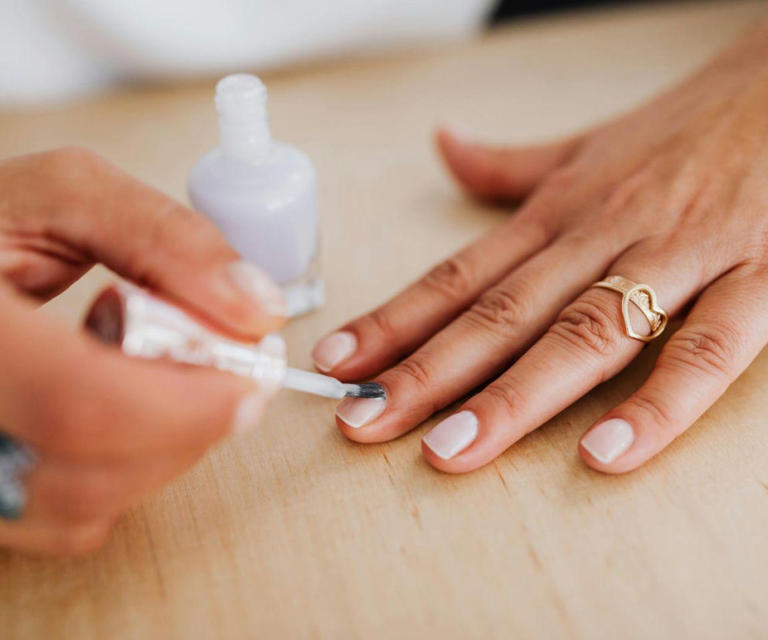 Grey denim nails to hit 2026. Mocne kolory ustąpiły miejsca klasyce