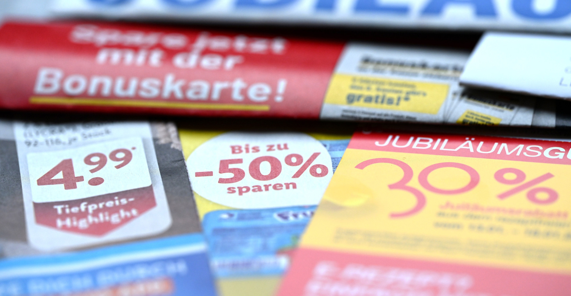 30 easy steps to save money every month