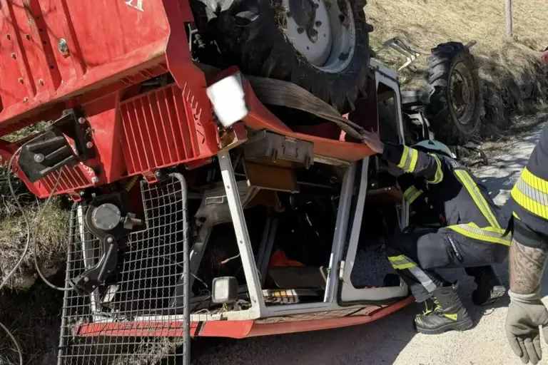 ©FF Bad Eisenkappel Der schwer beschädigte Traktor wurde von der Freiwilligen Feuerwehr Bad Eisenkappel geborgen