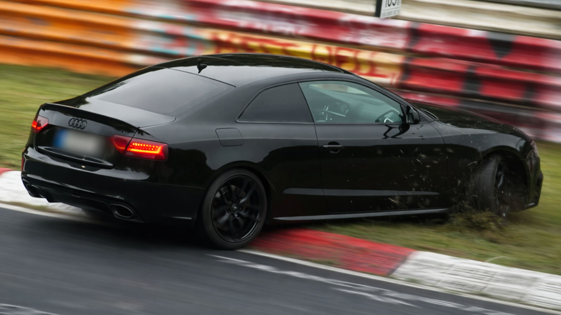 Agressief rijden zorgt voor spins en bijna-ongelukken op de Nürburgring
