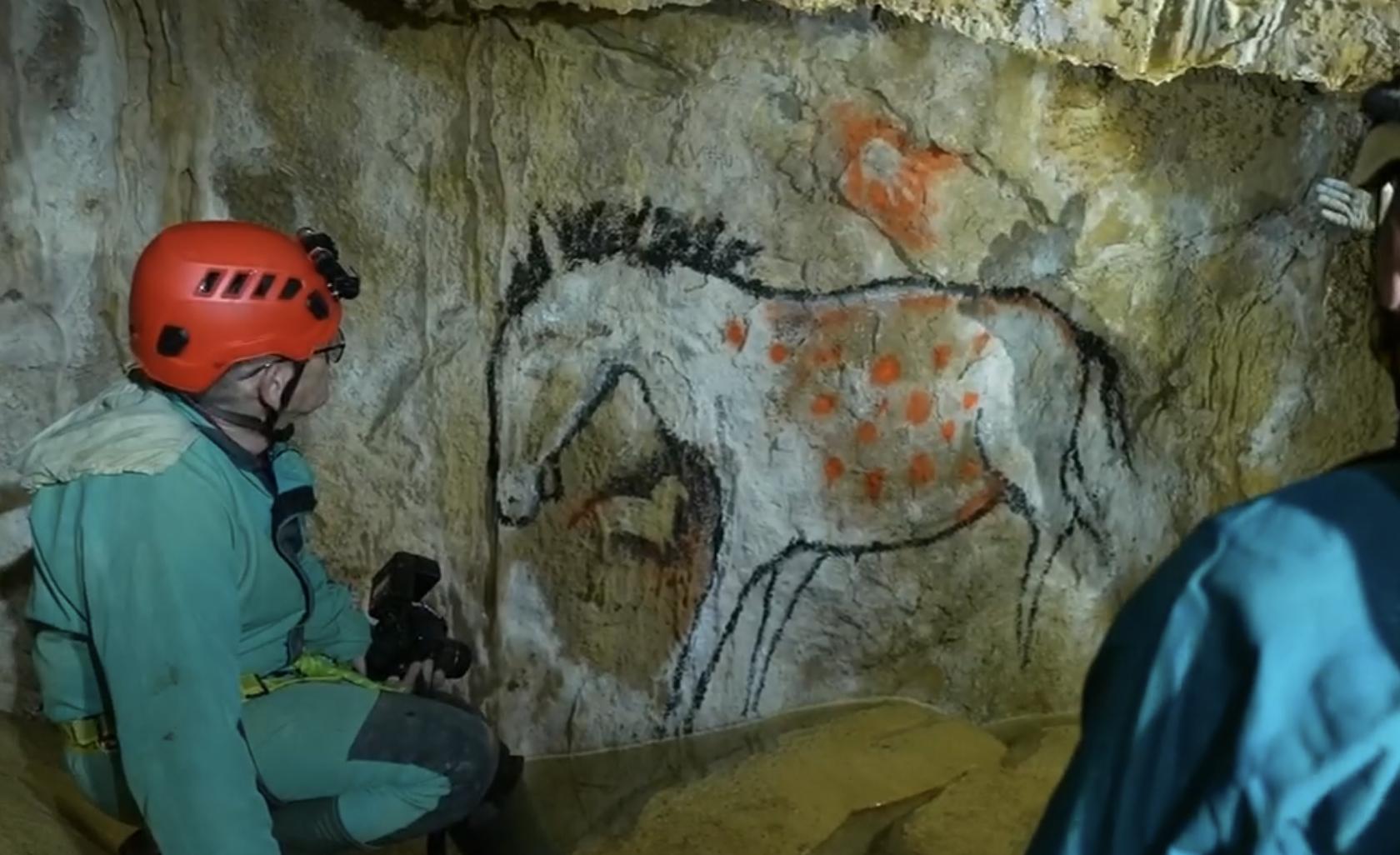 Stalactites arrachées, cristaux volés et graffitis : des grottes ...