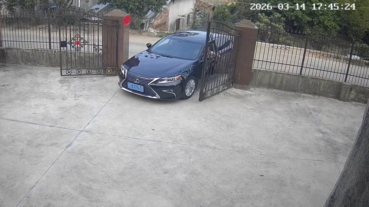 Driver prevents collision with gate in Guangxi, China