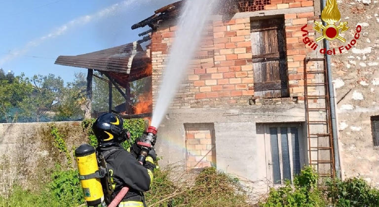 Incendio avviluppa un casolare abbandonato e lambisce le case: il fuoco ...