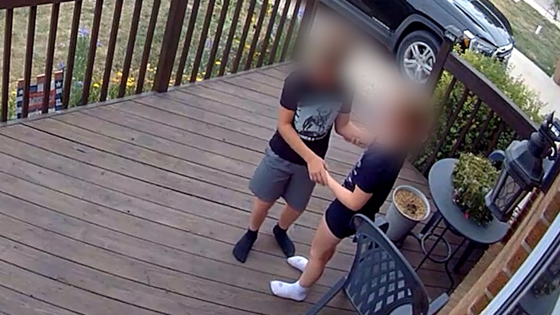 Doorbell camera captures moment siblings’ quick thinking saved mother’s ...